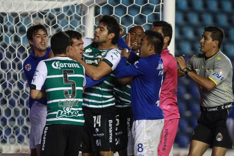 Un conato de bronca ocurrió en el área santista luego de que Oswaldo Sánchez reclamara una agresión.