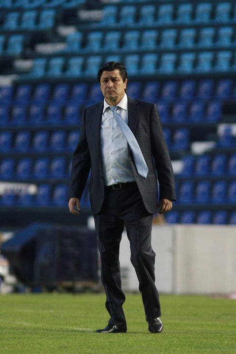 Alfredo Tena se presentó en su cancha, sin afición, luego de casi 10 años de su última época al frente del Cruz Azul.