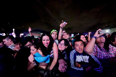 Pero una de las que más desataron la emoción fue "We found love", que grabó junto a Rihanna y que despertó los cantos.