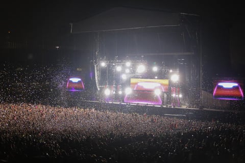 Ante los gritos de "Calvin, Calvin, Calvin", el escocés salió al escenario a las 23:30 horas con toda la fuerza para ofrecer hora y media de baile.