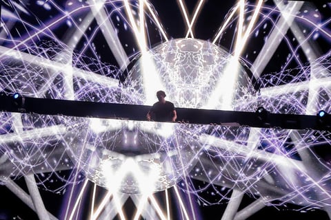 En su regreso a México, el DJ y productor escocés Calvin Harris enloqueció a cerca de 32 mil almas iniciando un año lleno de energía en el Foro Sol.