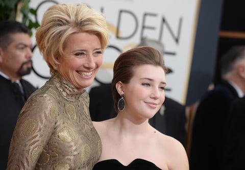 Emma Thompson de lado izquierdo acompañada de Gaia Romilly Wise.