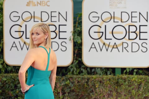 Reese Witherspoon luciendo un vestido que dejó ver su espalda en el Hotel Beverly Hilton el Domingo