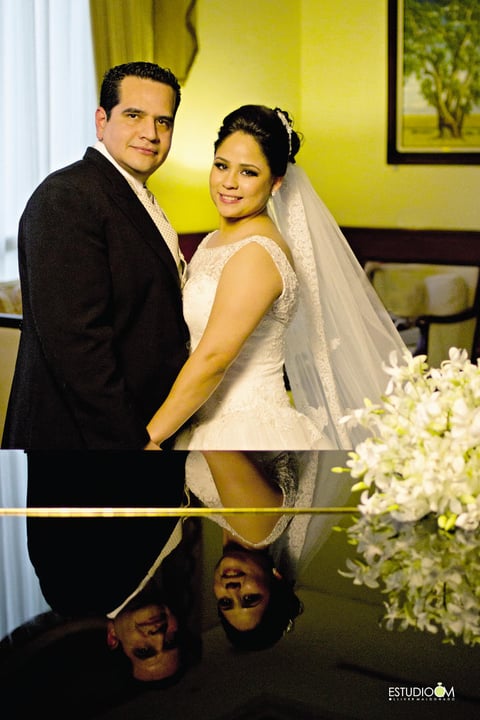 Sr. Juan Gerardo de Santiago Reyes y Srita. Roxana Alicia Galindo Arreola unieron sus vidas en matrimonio en la Parroquia de Nuestra Señora de la Encarnación el dí­a cuatro de enero de 2014. En tan importante acontecimiento, estuvieron acompañados de sus orgullosas mamás, Sra. Reyna Arreola Machado y Sra. Rosalba Reyes Rangel.- Estudio OM Fotografía