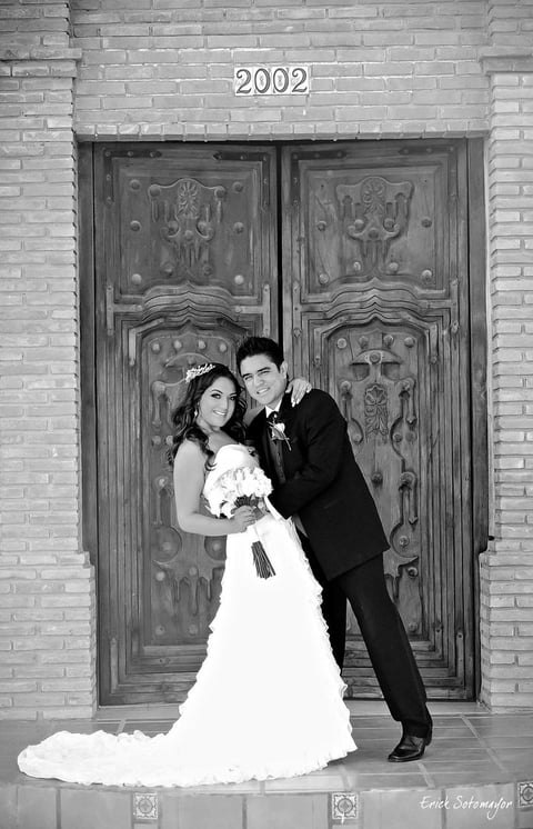 Brenda Elizabeth Fraire Domí­nguez y Luis Antonio Rodríguez Ávalos confirmaron su amor en el altar.- Studio Érick Sotomayor