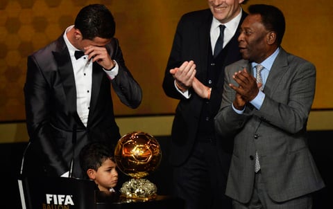Cristiano Ronaldo conquistó el Balón de Oro de la FIFA, tras superar en la votación a Lionel Messi y a Franck Ribery, el portugués lució visiblemente emocionado al escuchar su nombre y compartir algunas palabras con los asistentes.
