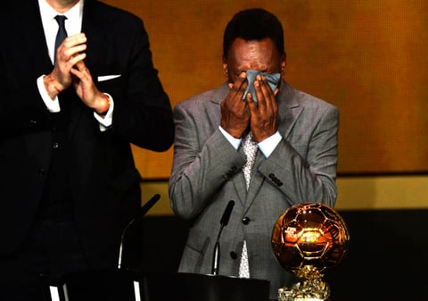 Pelé no se lo esperaba, subió al escenario junto a Joseph Blatter y el presidente de la revista France Football, esta vez el Balón de Oro era para él.