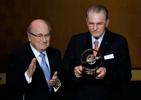El Premio Presidencial de la FIFA, fue entregado a Jacques Rogge, por su apoyo al futbol mientras fungió como presidente del Comite Olímpico Internacional.