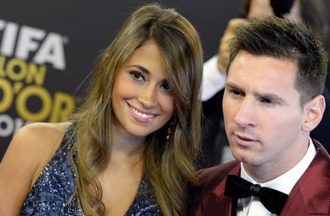 Lionel Messi y su esposa Antonella posaron para las cámaras en la alfombra roja.