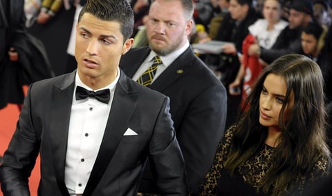 Cristiano Ronaldo junto a su esposa Irina Shayk a su llegada a la gala.