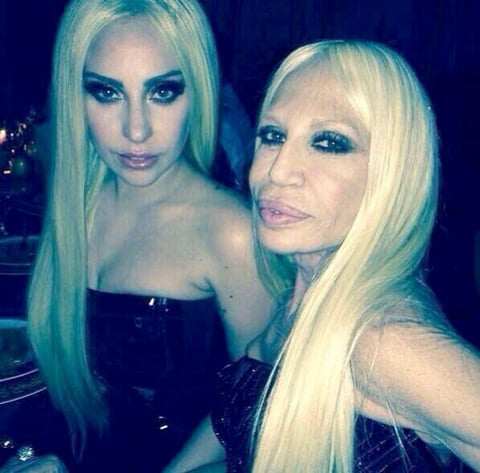 Gaga y Donatella celebraron juntas la presentación de la nueva colección luciendo como "madre e hija".