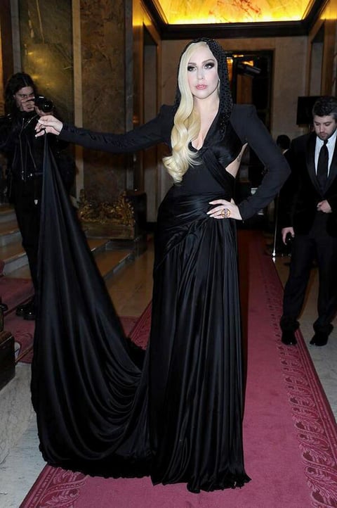 La intérprete de Bad Romance, llegó ataviada en un elegante vestido negro.