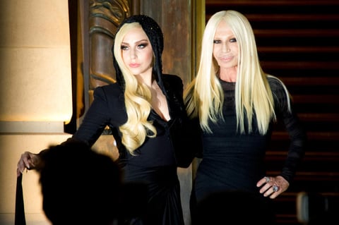 La cantante estadounidense, Lady Gaga, sorprendió al asistir al desfile de Versace en la Semana de la Moda de París, donde arribó de la mano de Donatella.
