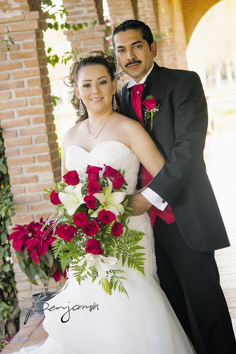 Srita. Nidia Mayela Hinojo Aguirre y Sr. Enrique Antonio Leyva Bautista contrajeron matrimonio el dí­a 28 de diciembre de 2013, en la Catedral de Nuestra Señora del Carmen. Los padres de los contrayentes son: Sra. Mayela Aguirre de Hinojo y Sr. Rogelio Hinojo Heredia, Sra. Rosa MarÃ­a Bautista H. y Sr. Luis Enrique Leyva.- Benjamín Fotografía