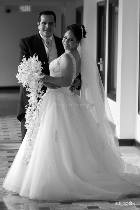 Sr. Juan Gerardo de Santiago Reyes y Srita. Roxana Alicia Galindo Arreola, muy felices el día que unieron sus vidas en matrimonio.- Estudio OM Fotografí­a