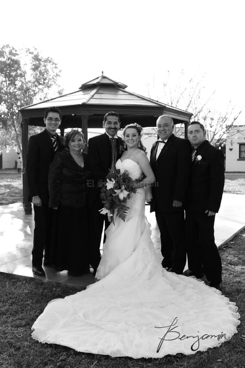 Nidia Mayela Hinojo Aguirre y Enrique Antonio Leyva Bautista el día de su boda, acompañados de los papás de la novia, los señores: Rogelio Hinojo Heredia y Sra. Mayela Aguirre de Hinojo, y de sus hermanos, Daniel y Rogelio Hinojo Aguirre.- Benjamí­n Fotografí­a.
