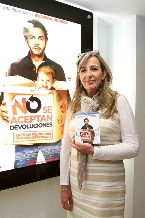 La productora Mónica Lozano también estuvo presente durante la presentación de la película No se aceptan devoluciones en DVD y Blu-ray.