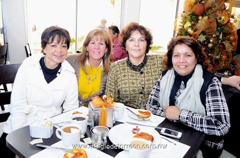 SE REÚNEN.  Susana, Martha, Claudia y Tensy.