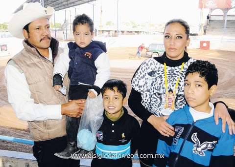 SE DIVIERTEN.  Familia García Alvarado.