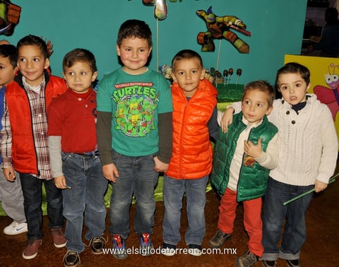 FIESTA DE CUMPLEAÑOS. Dany con sus amigos.