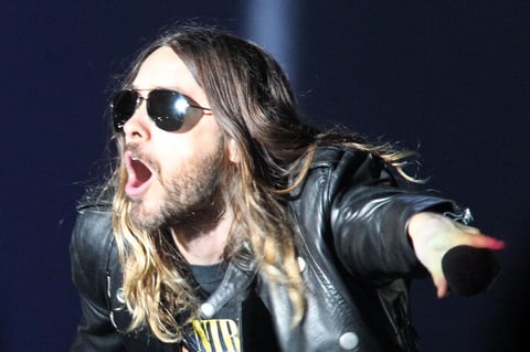 “Hola, ¿cómo están, bien?” expresó Jared en español, para continuar en inglés “los quiero mucho chavos, ¿están pasando una buena noche? Son hermosos, gracias por hacer nuestros sueños realidad aquí en México”, añadió.