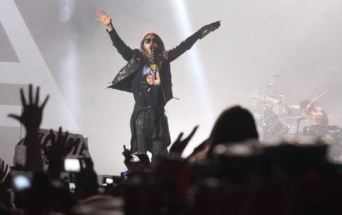 El trío estadunidense Thirty Seconds To Mars entregó su amor a su público de la ciudad de México durante el concierto que ofrecieron en el Palacio de los Deportes en donde presentaron su cuarto álbum “Love Lust Faith + Dreams”.