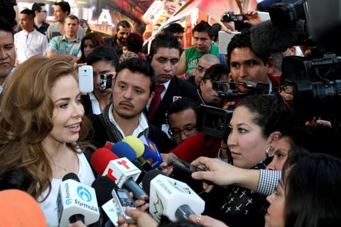 Después de firmar algunos discos, playeras y pósters, Trevi señaló “a mí me gusta sorprender a mi público pero hoy me sorprendieron a mí, con este adelanto de mañanitas. Nos amamos mutuamente y estoy muy agradecida con Dios, con ellos y con los medios. Es el mejor cumpleaños porque estoy con el éxito del disco”.