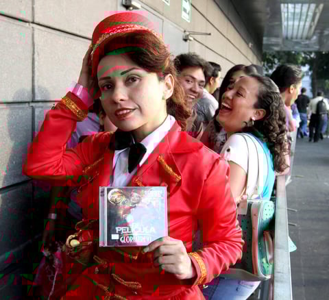 Fanáticos de "La Trevi" acudieron a la firma caracterizados como la cantante.