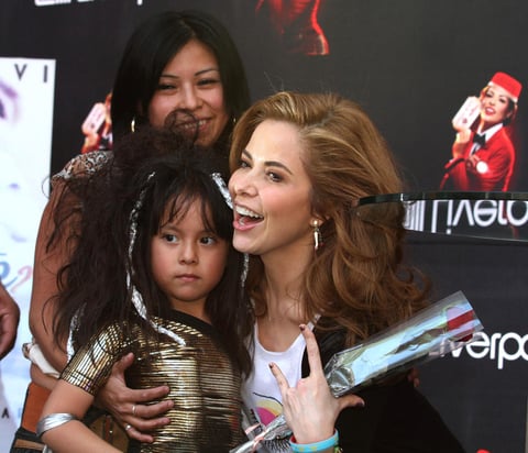 Seguidores de Gloria Trevi sorprendieron a la cantante en una firma de autógrafos que ofreció en conocida plaza comercial de esta ciudad, al llevarle mariachi y un pastel, para celebrar por adelantado su cumpleaños.