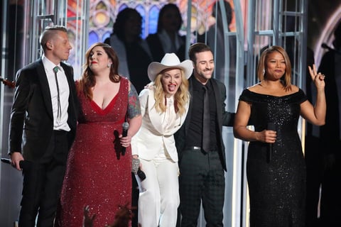 Macklemore & Ryan Lewis protagonizaron junto con Madonna el momento más emotivo de la ceremonia cuando interpretaron su éxito Same Love mientras que 33 parejas del mismo sexo se daban el "sí, quiero" en directo en el patio de butacas con la actriz Queen Latifah oficiando los enlaces.