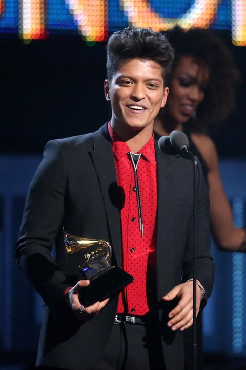Bruno Mars, hijo de puertorriqueño y filipina, ganó el gramófono dorado de Mejor Álbum de pop vocal con su Unorthodox Jukebox.