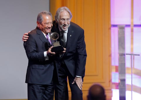 El compositor Armando Manzanero dijo sentirse feliz y honrado con el Grammy Honorífico que recibió en Los Ángeles, California, aunque reconoce ser un hombre afortunado y tocado por Dios, desde hace más de seis décadas ha trabajado por el reconocimiento y éxito del que goza.