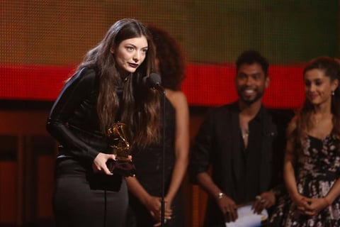 Lorde con “Royals” se llevó el Grammy a canción del año (Por el que hizo historia en convertirse en la más joven a sus 17 años en ganar esta categoría) y por mejor actuación solista pop.