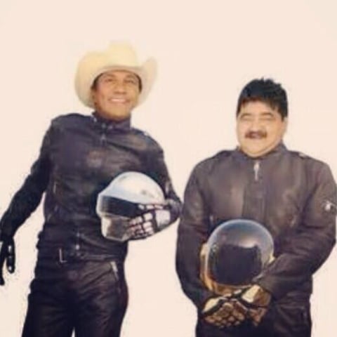 Los internautas descubrieron la 'verdadera identidad' de la pareja de Daft Punk, nada más y nada menos que Lupillo Esparza y 'Choche' de la banda mexicana 'Bronco'.