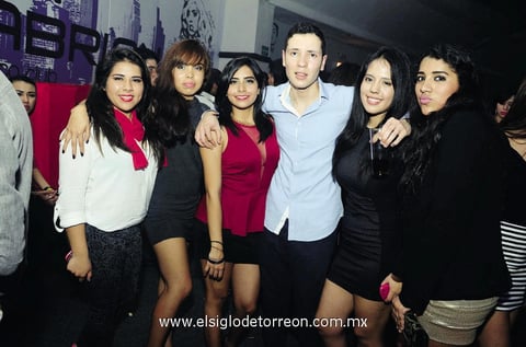 DISFRUTAN EL FIN DE SEMANA.  Karime, Michelle, Mariana, Roberto, Andrea y Argentina.