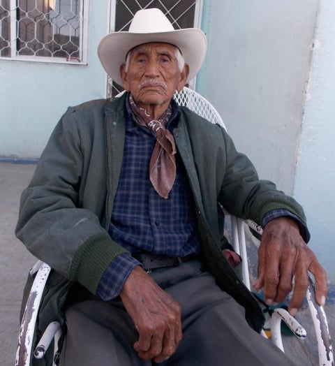 Gilberto Castañeda festejando 96 años de vida