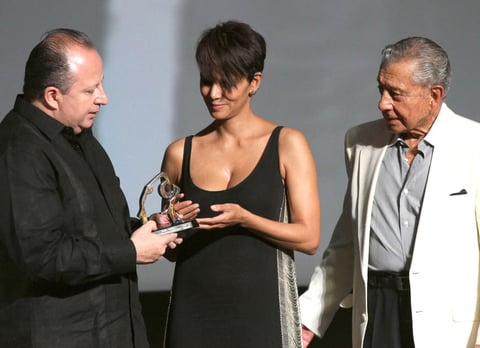 Halle Berry ingresó al Forum Imperial para ser parte de la clausura de actividades en Acapulco del FICA, donde le entregaron el Jaguar de Plata por su destacada trayectoria, donde Berry se mostró complacida por las muestras de cariño que agradeció.