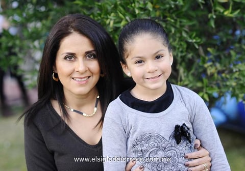 Claudia y Camila.