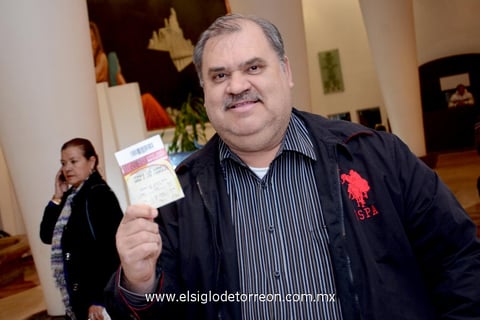 CON BOLETO EN MANO. Saúl.
