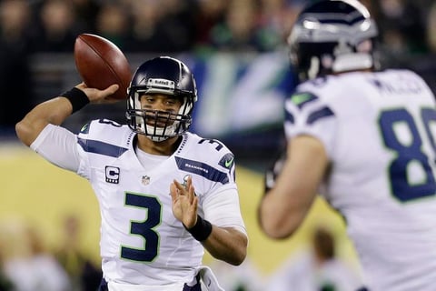 Russell Wilson lanzó su primer pase de anotación del Super Bowl, un envío de 23 yardas a Jermaine Kearse, quien rompió una tackleada y llegó sin problemas al touchdown para el impredecible 36-0.