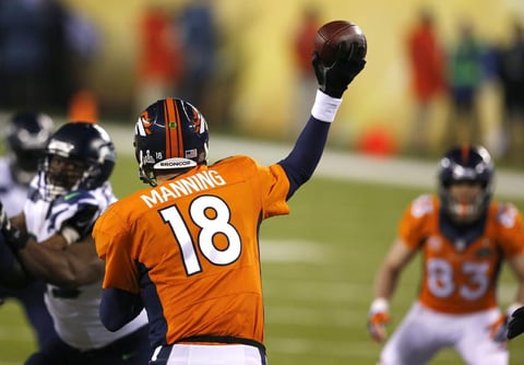 El Super Bowl comenzó con un error del liniero ofensivo de sangre mexicana, Manny Ramirez, quien le mandó un centro antes de tiempo a Peyton Manning