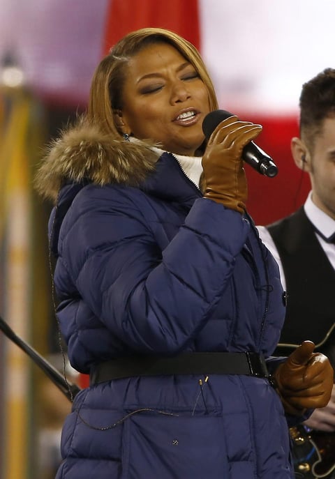 La cantante Queen Latifah abrió hoy las actuaciones musicales del Super Bowl al interpretar “America the Beautiful” en una actuación patriÓtica en el estadio MetLife.