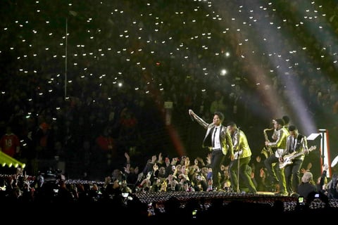 Para terminar su show con broche de oro y por la que, según los organizadores, el hawaiano no cobró ni un dólar, Bruno cantó Just the way you are, tema que lo catapultó a la fama en 2011.