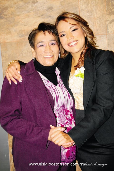 La novia con su mamá, Sra. Concepción Velázquez de Narváez, quien con mucho cariño le organizó la bonita celebración.