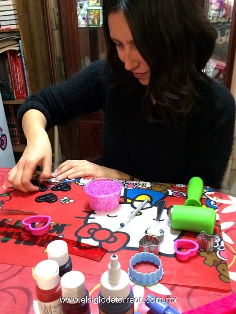 Diana asegura que se puede pasar horas haciendo florecitas, mariposas y muñequitos.