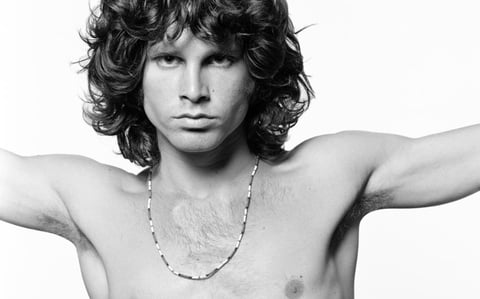 Jim Morrison fue encontrado en la tina de su apartamento y se asegura que fue a causa de una sobredosis de heroína.