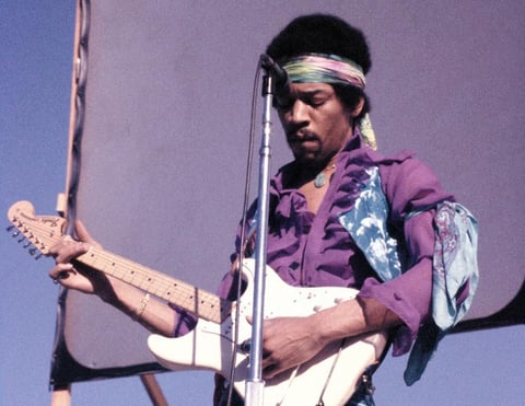 El legendario músico Jimi Hendrix murió ahogado con su propio vómito tras una sobredosis de barbitúricos y pastillas para dormir.