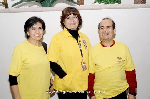 CONTENTOS.  Tere, Gloria y Antonio.