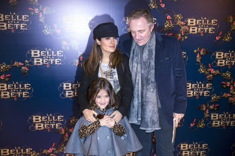 La actriz mexicana, Salma Hayek, fue una de las estrellas que desfilaron por la alfombra roja del estreno de la película de la nueva película de La Bella y La Bestia en París.