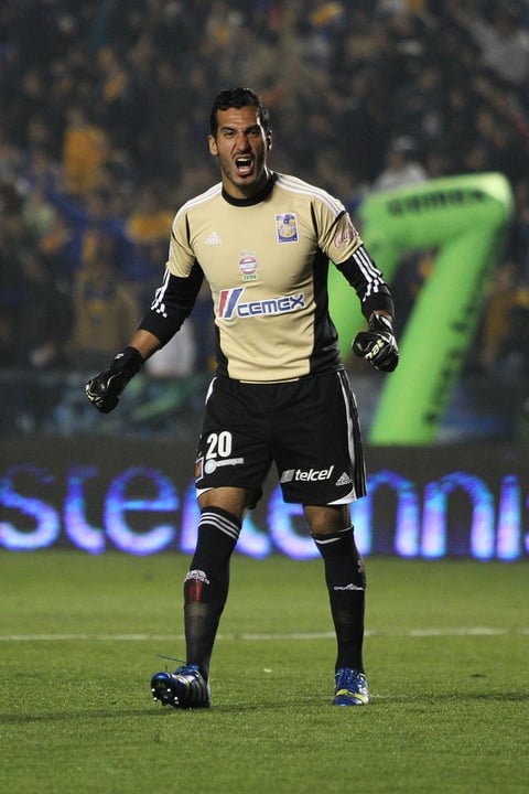El portero Sergio García salvó el empate para Tigres en un mano a mano con Oribe Peralta, que pudo significar la derrota de su equipo.